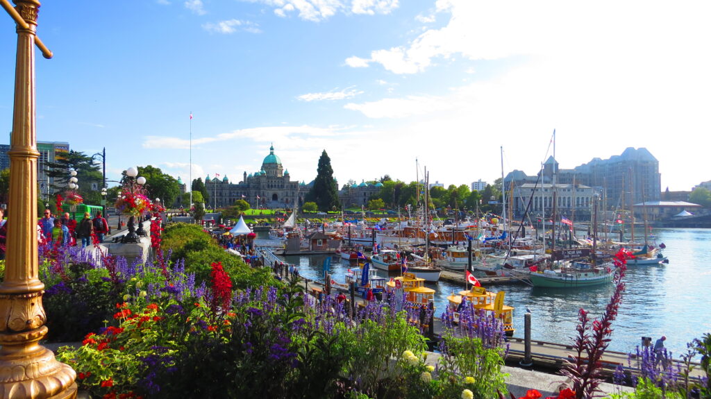 Inner_Harbour_Causeway,_Downtown_Victoria_BC